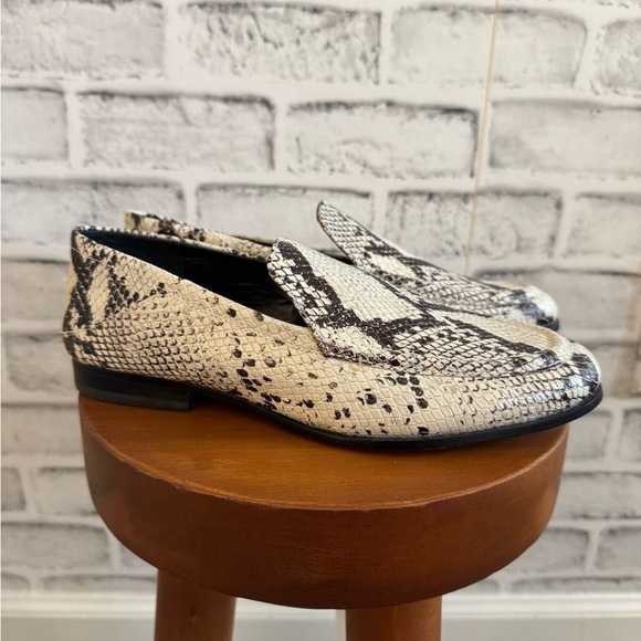 NWOT Vince Camuto Jeydeya snakeskin round toe loafer slip on shoes 6.5 - Picture 3 of 6